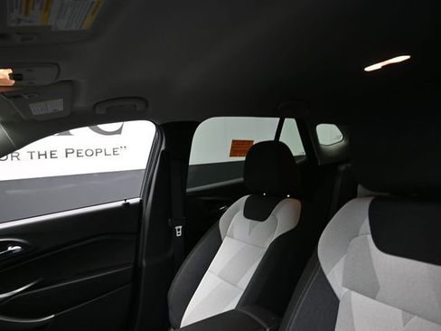 Used 2025 Chevrolet Trax LS w/ LS Convenience Package image 16