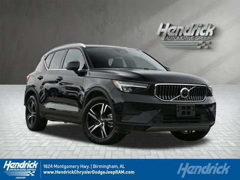 Used 2025 Volvo XC40 B5 Core image 1