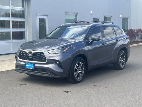 Used 2023 Toyota Highlander XLE AWD/4WD image 1