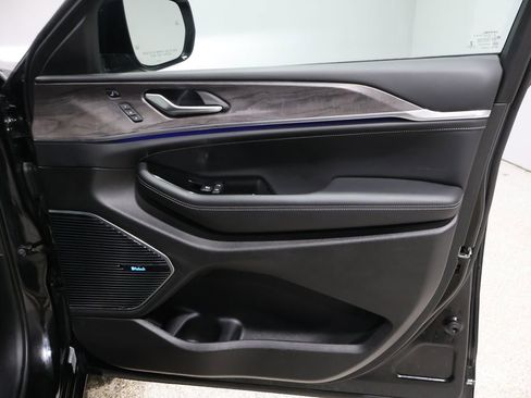 Used 2022 Jeep Grand Cherokee Overland w/ Luxury Tech Group IV image 24