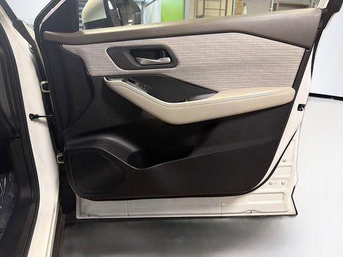 Used 2023 Nissan Rogue SV image 31