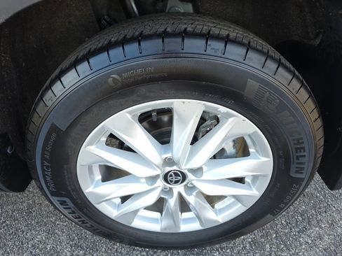 Certified 2024 Toyota Corolla Cross LE image 7