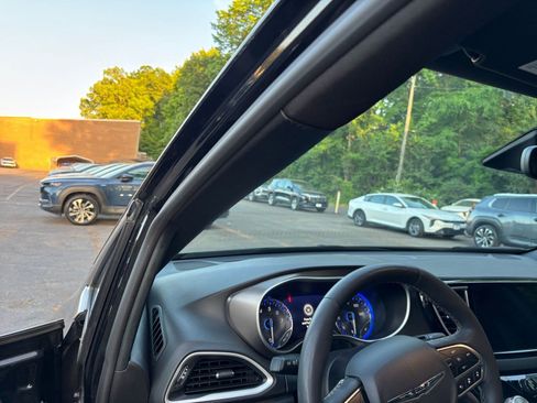 Used 2025 Chrysler Pacifica Select image 36