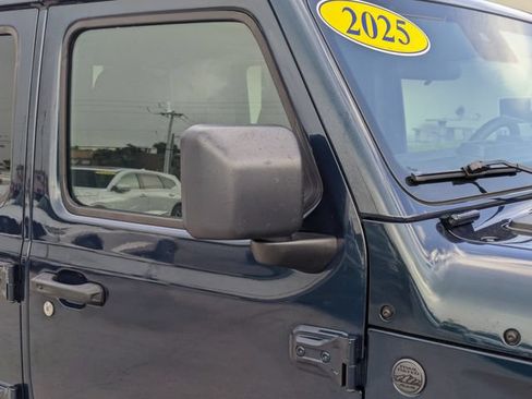 Used 2025 Jeep Gladiator Sport AWD/4WD image 12