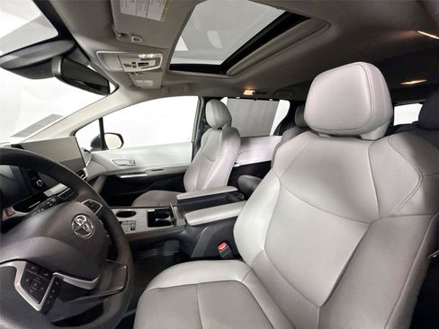 Certified 2026 Toyota Sienna XLE FWD image 3