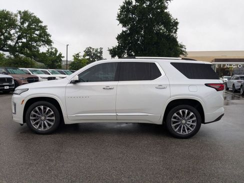 Used 2023 Chevrolet Traverse Premier FWD image 6
