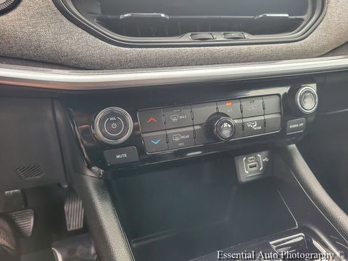 Used 2023 Jeep Compass Latitude AWD/4WD image 14