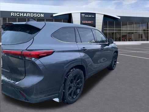 Used 2022 Toyota Highlander L image 11