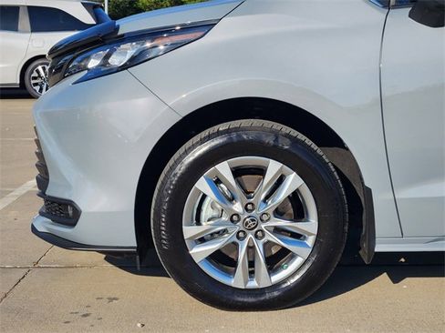 Used 2023 Toyota Sienna XLE Woodland Edition image 8