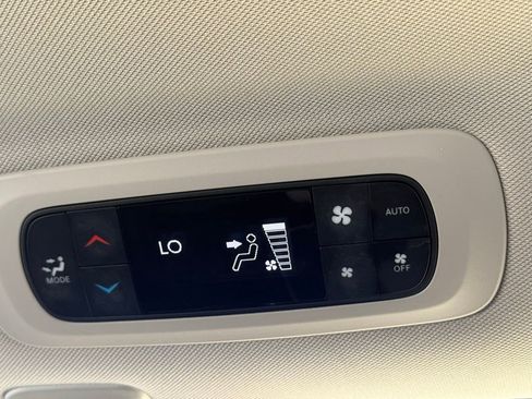 Used 2023 Chrysler Pacifica Limited image 20