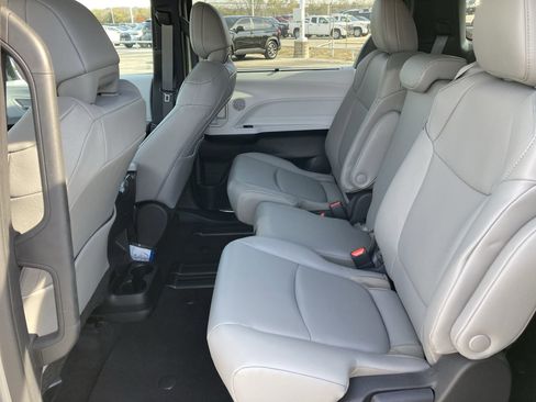Certified 2025 Toyota Sienna XLE image 26