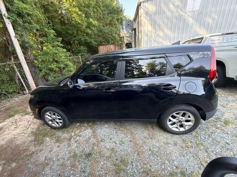 Used 2022 Kia Soul LX w/ Technology Package FWD image 3