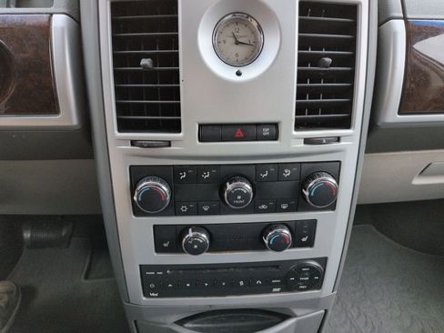 Used 2010 Chrysler Town & Country Touring image 19