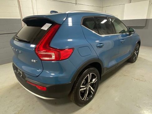 Used 2025 Volvo XC40 B5 Core image 3