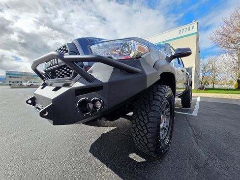 Used 2017 Toyota Tacoma TRD Off-Road w/ Premium & Technology Package image 9