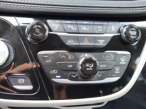 Used 2023 Chrysler Pacifica Touring-L FWD image 30