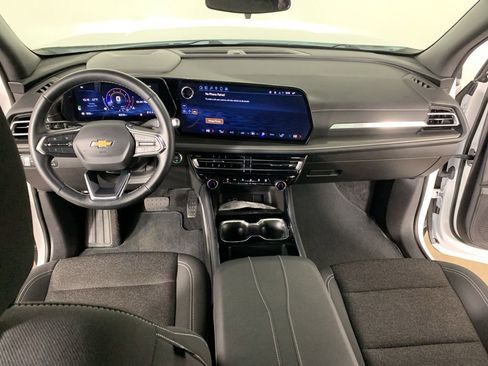 Used 2025 Chevrolet Traverse LT image 34