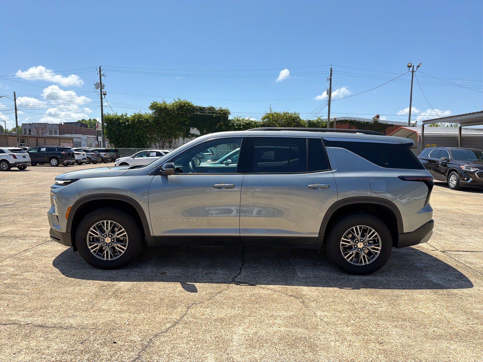 Used 2026 Chevrolet Traverse LT FWD image 3