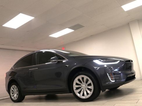 Used 2018 Tesla Model X 75D image 8