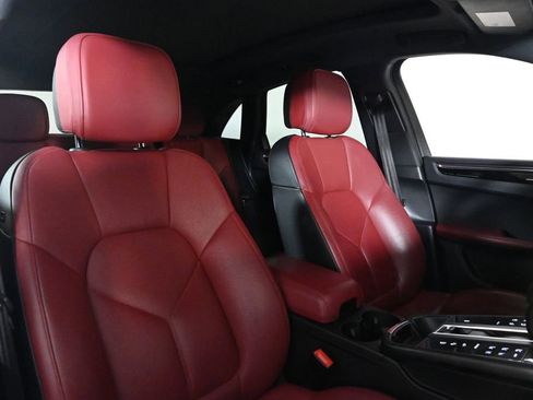 Certified 2022 Porsche Macan AWD/4WD image 18