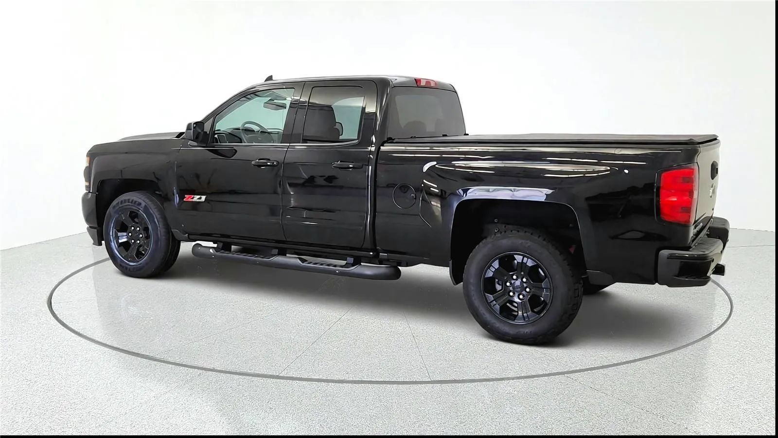 Used 2017 Chevrolet Silverado 1500 LT w/ Midnight Edition AWD/4WD image 6