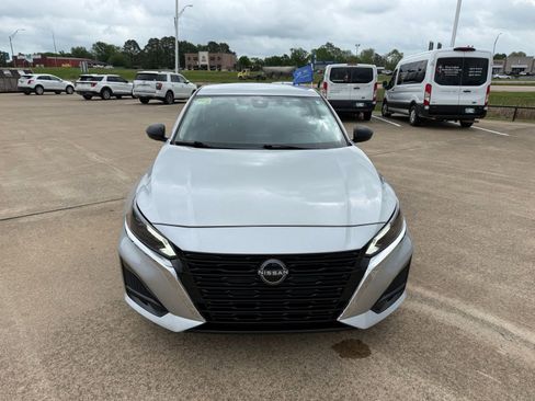 Used 2025 Nissan Altima 2.5 SV FWD image 2