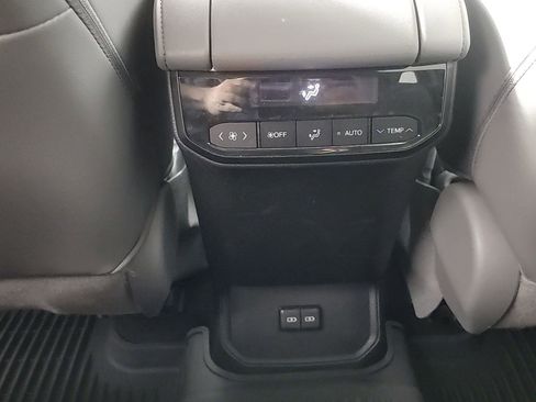 Used 2022 Toyota Highlander XLE AWD/4WD image 24