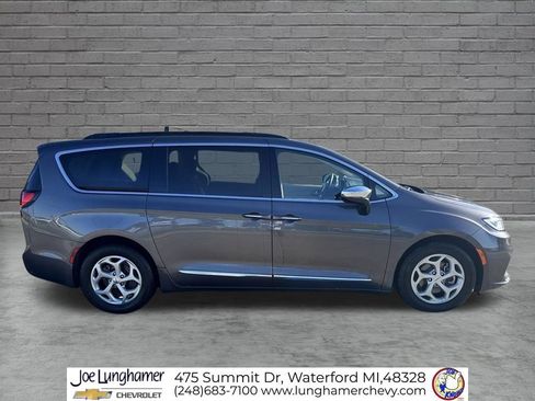 Used 2023 Chrysler Pacifica Limited FWD image 2