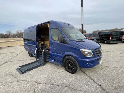 Used 2014 Mercedes-Benz Sprinter 2500 image 2
