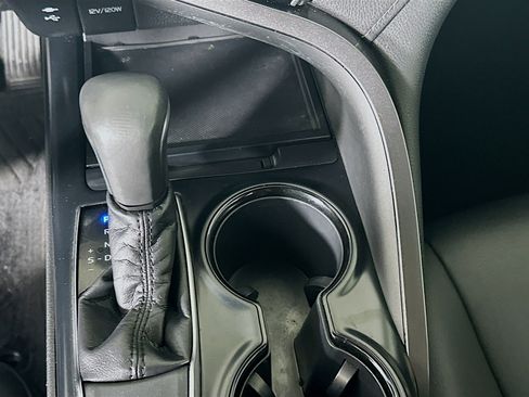 Used 2018 Toyota Camry SE w/ Moonroof Package image 24