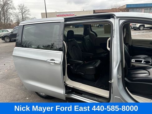 Used 2023 Chrysler Pacifica Touring-L image 12