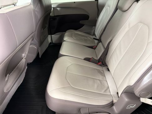 Used 2018 Chrysler Pacifica Touring-L FWD image 17