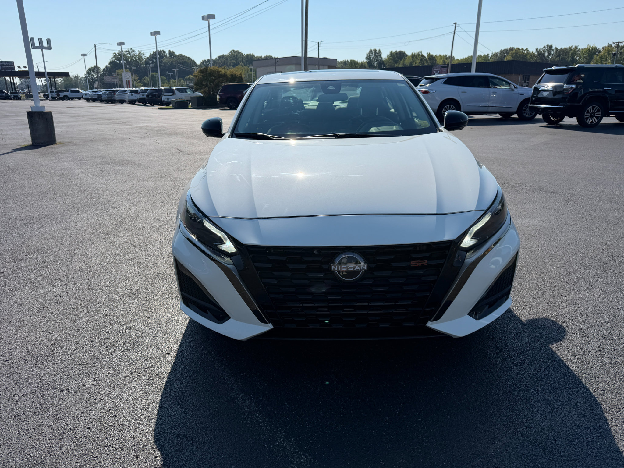 Used 2024 Nissan Altima 2.0 SR FWD image 2