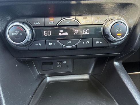 Used 2018 MAZDA MAZDA3 Touring FWD image 25