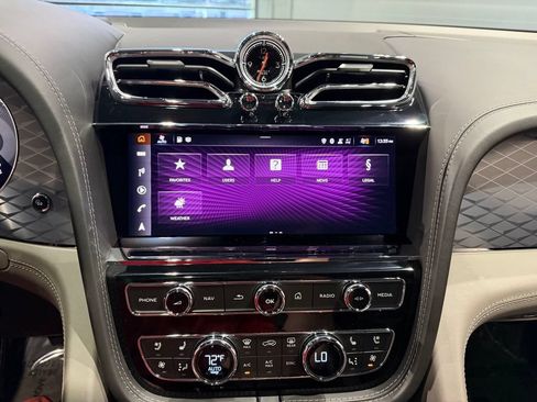 Used 2022 Bentley Bentayga AWD/4WD image 18