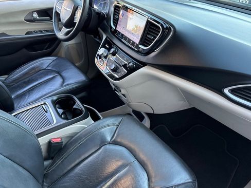 Used 2022 Chrysler Pacifica Touring-L image 19