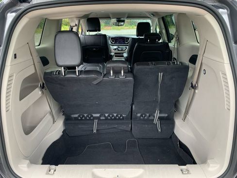 Used 2023 Chrysler Pacifica Touring-L FWD image 9