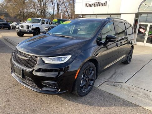 Used 2025 Chrysler Pacifica Limited image 11