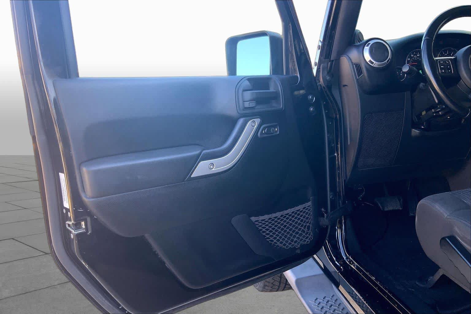 Used 2012 Jeep Wrangler Unlimited Sahara w/ Connectivity Group AWD/4WD image 21