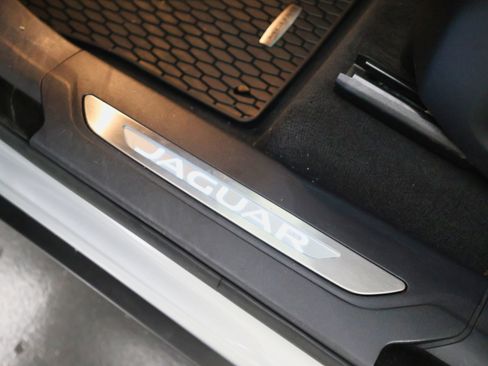 Used 2020 Jaguar F-PACE SVR image 25