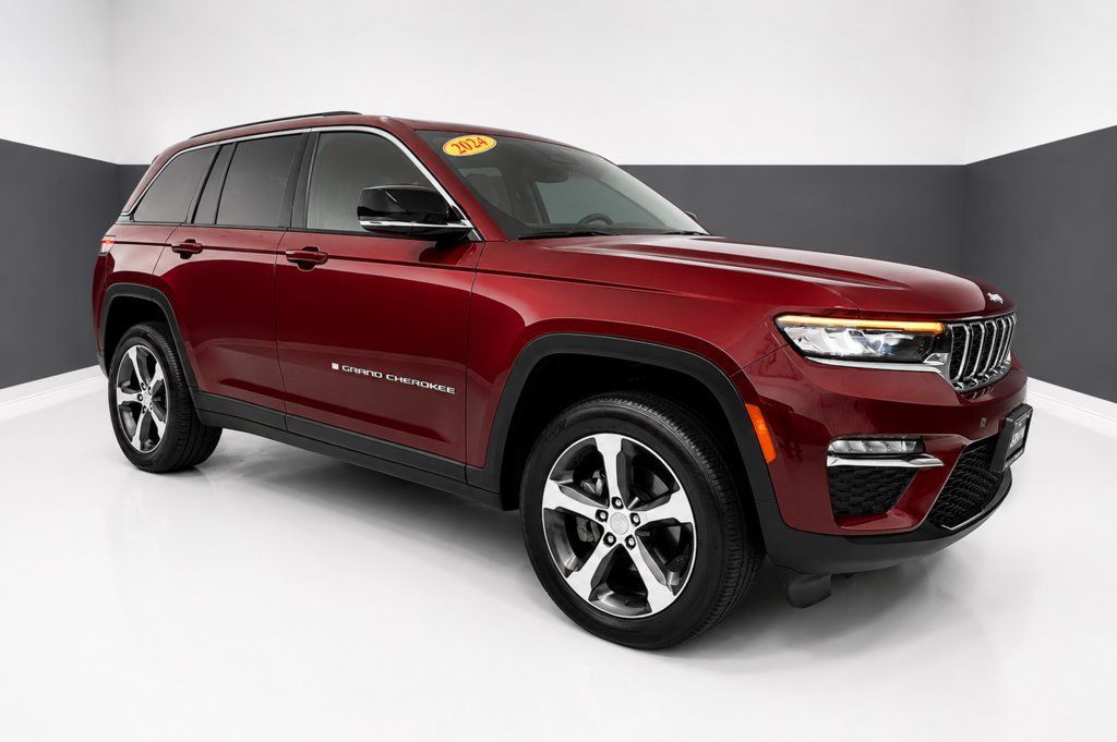 Used 2024 Jeep Grand Cherokee Limited RWD image 7