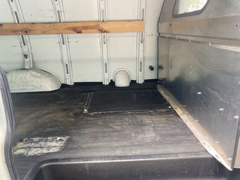 Used 2015 Chevrolet Express 2500 RWD image 18