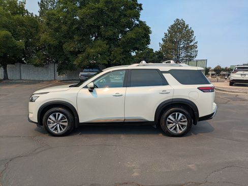 Used 2023 Nissan Pathfinder SL AWD/4WD image 9