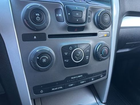 Used 2015 Ford Explorer XLT image 19