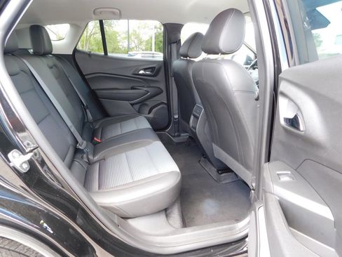 Used 2025 Chevrolet Trax LT w/ LT Convenience Package FWD image 19