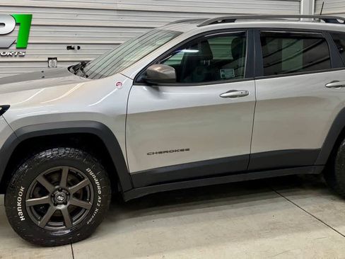 Used 2017 Jeep Cherokee Trailhawk w/ Comfort/Convenience Group AWD/4WD image 1