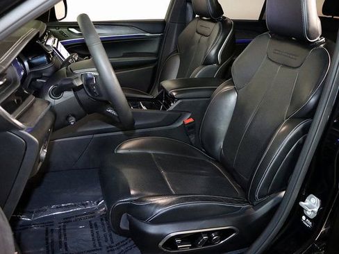 Used 2022 Jeep Grand Cherokee Overland w/ Luxury Tech Group IV image 4