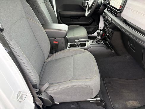 Used 2025 Jeep Wrangler Sahara image 14
