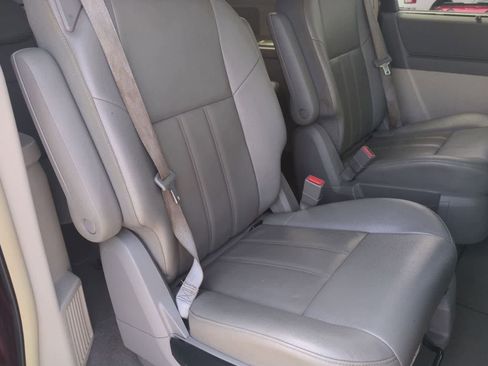 Used 2008 Chrysler Town & Country Touring FWD image 17