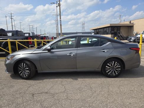 Used 2023 Nissan Altima 2.5 SV FWD image 9